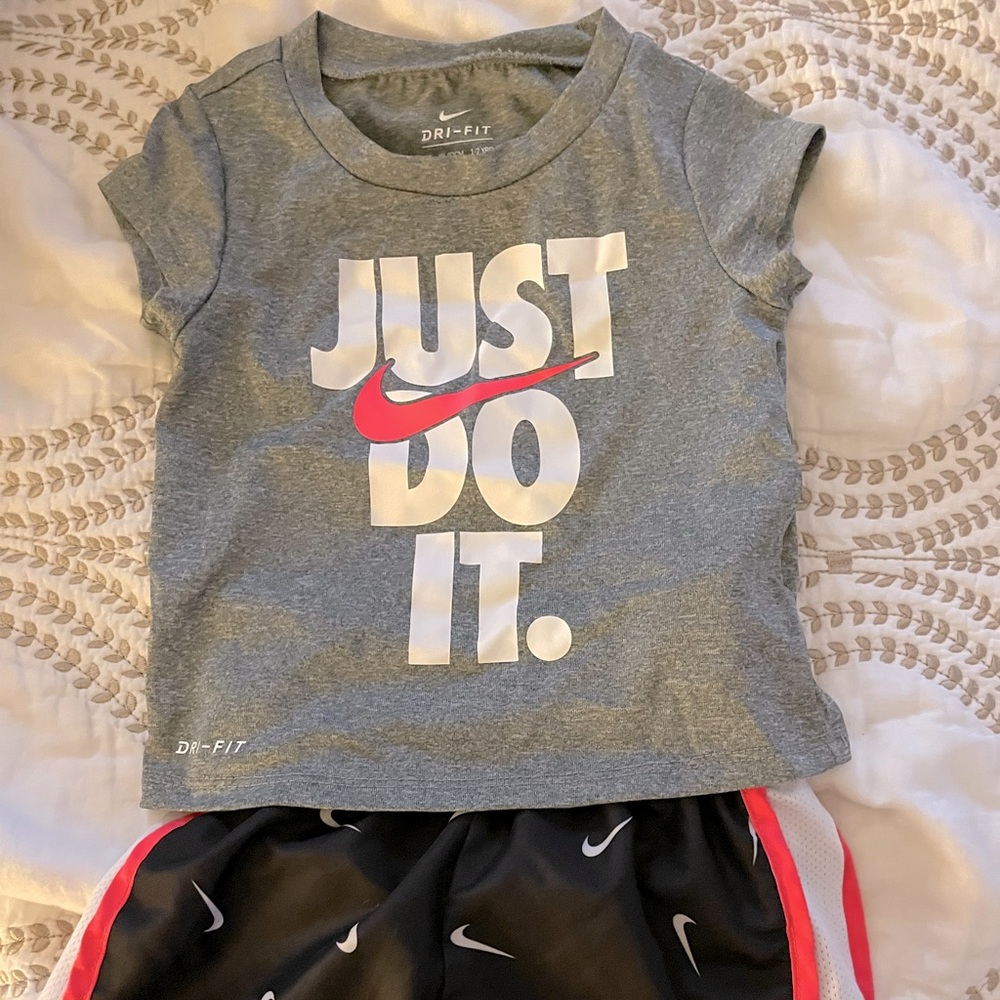 EUC Nike matching set size 2T